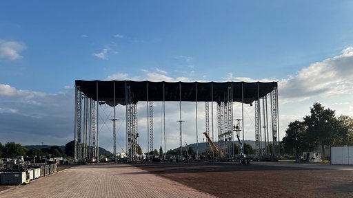 riesige Stahlträger werden zu einer Bühne zusammengebaut