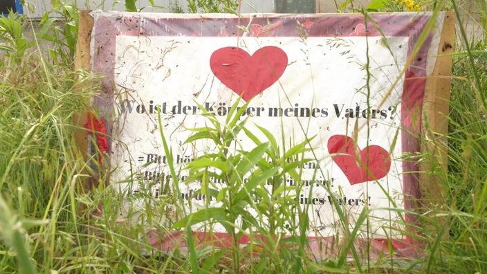 Schild der Tochter für die Suche nach dem Leichnahm