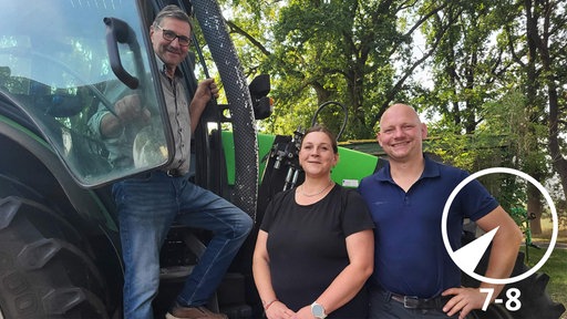 Die nördlichsten Bewohner NRWs: Heinz Klasing (von links), Lena Klasing und Lebensgefährte Markus Fuchs in bzw. vor einem Traktor. 