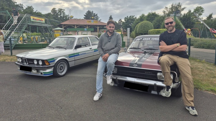 Zwei Besucher des Oldtimer-Treffens