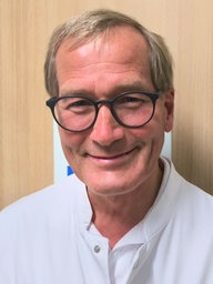 Ein Mann mit Brille im Porträt