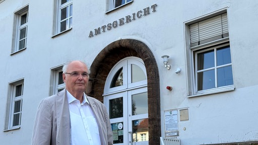 Klaus Peitzmeier steht vor dem Amstgericht