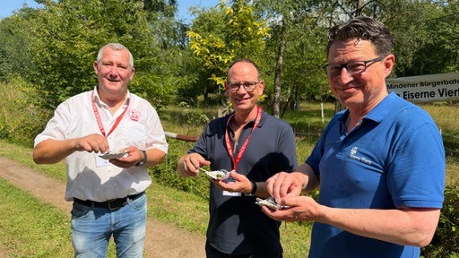 Stadtmajor, Bürgermeister und Hauptmann essen Rollmöpse.