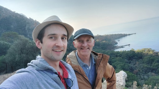Ferris und Wilfried Fechner stehen auf einem Berg, hinter ihnen eine tolle Aussicht