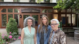 Ilka Gülker, Maria Papakosta-Schurkus und Heidi Freudenstein, die Gründerinnen der Waldschule OWL, stehen vor dem zukünftigen Schulgebäude.