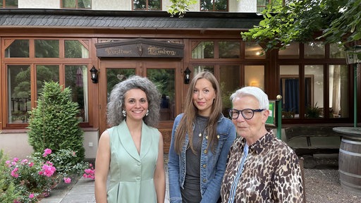 Ilka Gülker, Maria Papakosta-Schurkus und Heidi Freudenstein, die Gründerinnen der Waldschule OWL, stehen vor dem zukünftigen Schulgebäude.