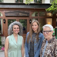 Ilka Gülker, Maria Papakosta-Schurkus und Heidi Freudenstein, die Gründerinnen der Waldschule OWL, stehen vor dem zukünftigen Schulgebäude.