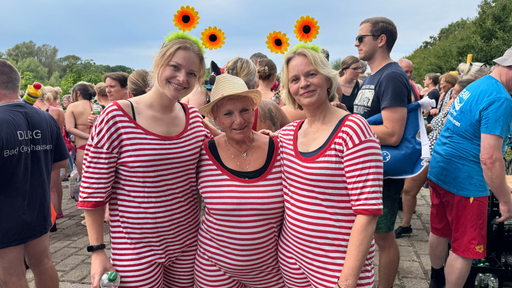 Teilnehmerinnen beim Weserschwimmen 2026