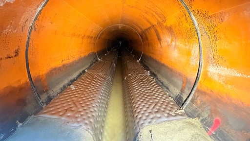 Metallelemente im Kanal ziehen die Wärme aus dem Abwasser.