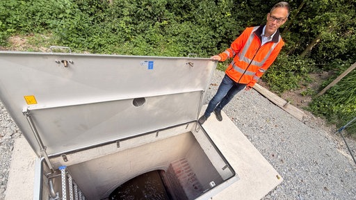 Der Hauptabwasserkanal liegt versteckt unter einer Klappe