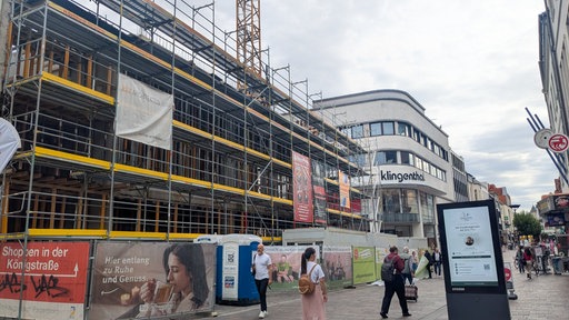 Baustelle mit Gerüst in der Innenstadt