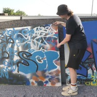 Zwei Jugendliche stehen vor SCP Graffiti Wand.