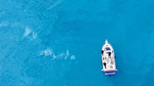 Ein Boot schwimmt auf dem See