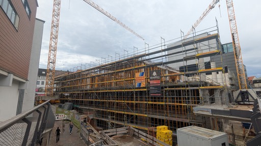 Grossbaustelle mit Gerüst
