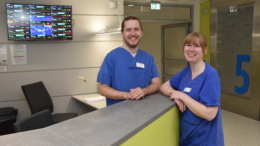 Karl-Magnus Risse (Lehrkraft am Bildungscampus Paderborn) und Tanja Rosenkranz (stellv. Stationsleitung der Intensivstation im Christlichen Klinikum Paderborn