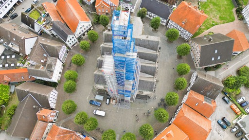 Die Kirche St. Johannes Baptist in Delbrück aus der Luft