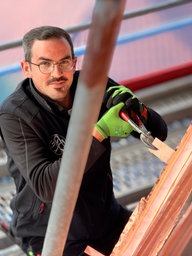 Klempner Dennis Hentschel bei der Arbeit auf dem Dach