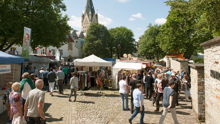 Besucher des Libori Festes schauen sich die Stände des Pottmarkts an