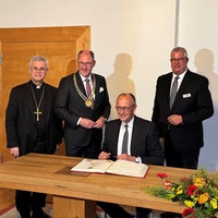 Merz trägt sich ins goldene Buch Paderborns ein