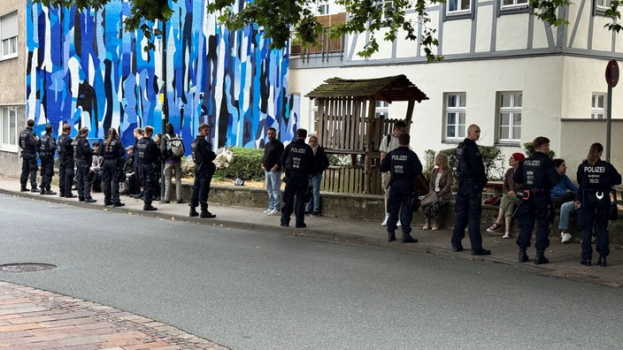 Polizisten schirmen Demonstranten ab