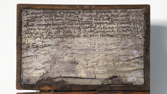 Das Notizbuch mit eingeritzten Schriftzeichen
