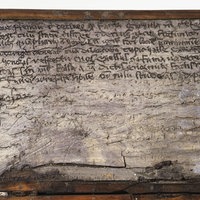 Das Notizbuch mit eingeritzten Schriftzeichen