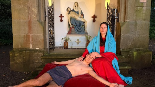 Der tote Jesus wird Maria in den Schoß gelegt