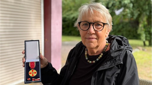 Lena Arndt präsentiert den Verdienstorden