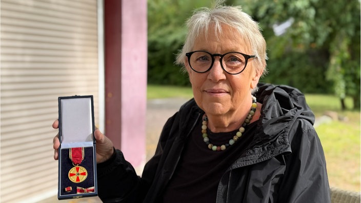 Lena Arndt präsentiert den Verdienstorden