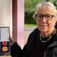 Lena Arndt präsentiert den Verdienstorden