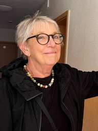 Lena Arndet vor dem Belegungsplan im Frauenhaus