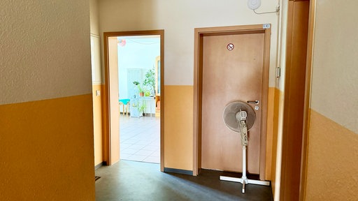 Vor einer geöffneten Tür im Frauenhaus