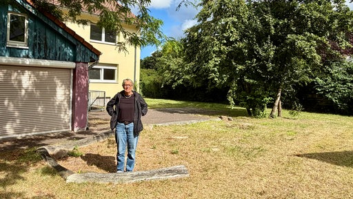 Lena Arndt im Garten des Frauenhauses