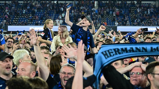SC Paderborn-Fans jubeln im Stadion.