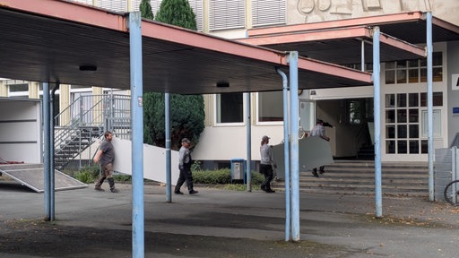 Tafeln werden in Schule getragen