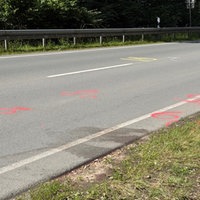 Unfallstelle am Straßenrand, die durch Markierungen gekennzeichnet ist.