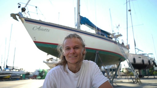 Junger Paderborner vor seinem Segelboot.