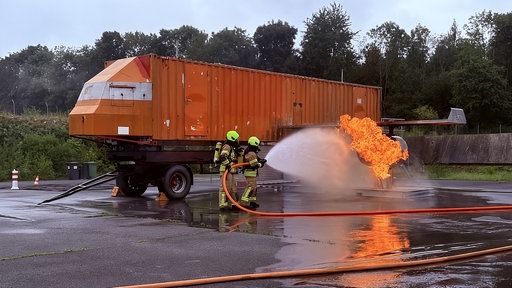 Feuerwehrübung an einem Triebwerk-Simulator des Flughafens Paderborn/Lippstadt