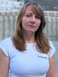 Projektleiterin Johanna Jablonski steht auf der Baustelle