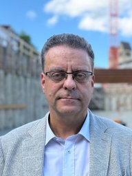 Markus Templemann steht auf der Baustelle vom neuen Stadthaus in Paderborn.
