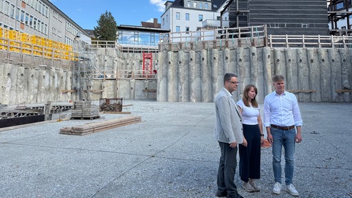 Markus Tempelmann, Johanna Jablonski und Sören Lühr von der Stadt Paderborn stehen auf einer Baustelle.