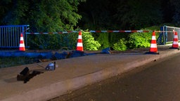 Ein Brückengeländer ist durchbrochen, nachdem ein Auto durchgefahren ist