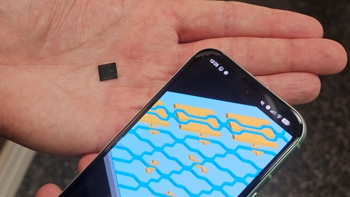 Ein winziger Quantenchip mit einer Darstellung der Chipstruktur