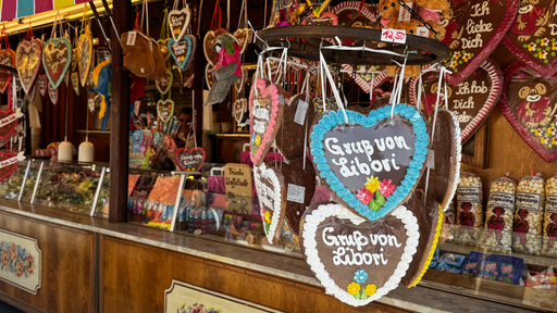 An einem Süßigkeiten-Stand hängen Lebkuchenherzen mit der Aufschrift "Gruß von Libori"