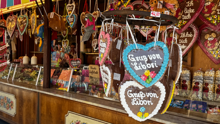 An einem Süßigkeiten-Stand hängen Lebkuchenherzen mit der Aufschrift "Gruß von Libori"