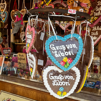 An einem Süßigkeiten-Stand hängen Lebkuchenherzen mit der Aufschrift "Gruß von Libori"