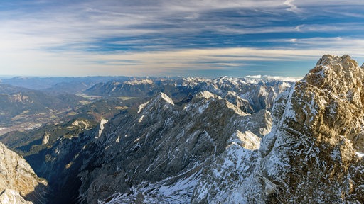 Auf dem Foto ist ist ein spitz zulaufender Bergkamm mit schneebedeckten Spitzen.