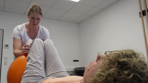 Medizinstudentin Mari Hagelüken bei der Behandlung einer Patientin