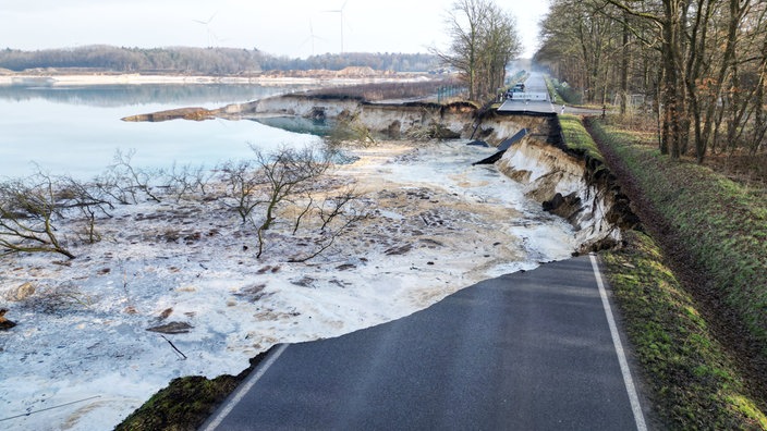 Eine eingebrochene Straße neben einem Quarzwerk 