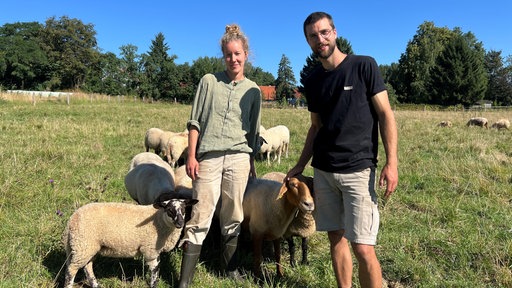Helena Schmidt und Valentin Kunze auf dem Köhlingshof in Willebadessen-Borlinghausen. 